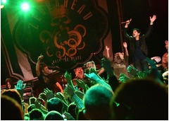 マンウィズ&times;ゼブラヘッドのロンドン公演大盛況、雄叫び巻き起こる。