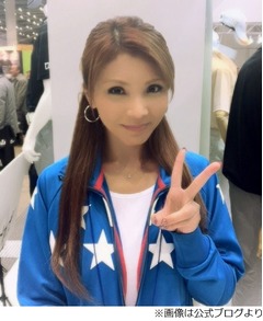 高知東生の愛人は&ldquo;元芸能人&rdquo;、レースクイーン時代のブログが話題に。