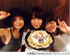大島優子が戸島花の誕生日祝う、峯岸幹事の誕生会でニコニコショット。