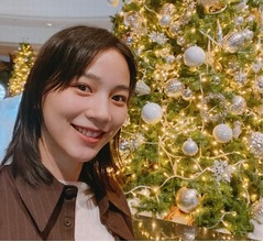 のんニッコリ笑顔、輝くクリスマスツリーと「11月のメリークリスマス」