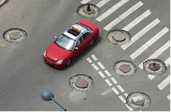 【写真】マンホール密集で道路ボコボコ、市民や車は通行に難儀。