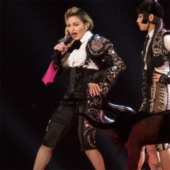 マドンナがファンと暴言の応酬、機械故障で開演遅れ双方イライラ。