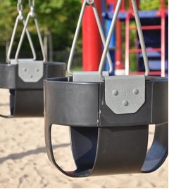 ブランコにはまり孤独な9時間、21歳男性が100ドル欲しさに挑戦も動けず。