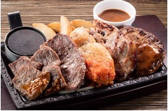 ステーキガストがお肉5種盛り、がっつり食べられる総重量約500g。