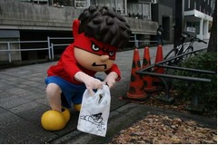 &ldquo;鷹の爪団員&rdquo;50人がゴミ拾い、道行く子どもたちからも大きな声援。