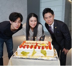 小雪、伊藤淳史らとバースデー3ショット