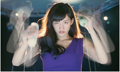 綾瀬はるかが目を見開き熱演、全国のご当地有名人・キャラと共演も。