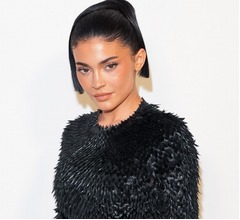 カイリー・ジェンナー&ldquo;豊胸手術&rdquo;語る、過去に「いじらなければよかった」と後悔も