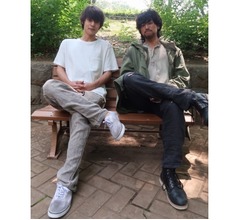 窪田正孝＆桐山漣の&ldquo;脚長っ&rdquo;初2ショット