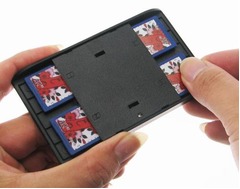 SDカード4枚合わせて容量合体、コンバイン接続式カードリーダー発売。