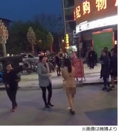 愛人に過酷な&ldquo;さらし刑&rdquo;執行、全裸にさせて公衆の面前で罵る。