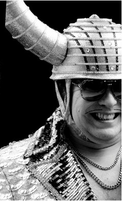 グループ魂の&ldquo;永遠の46歳&rdquo;港カヲルがソロデビュー、ソロコンサートも。