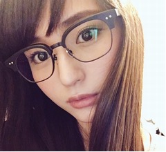 &ldquo;和製ミランダ・カー&rdquo;が初の黒縁めがね姿