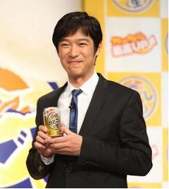 堺雅人がひたすら笑い続けるCM「朝から晩まで笑い、仕事辛いと思った」。