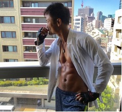 どこでも裸に、&ldquo;逆輸入俳優&rdquo;ジョーナカムラ