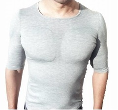 着るとマッチョになれる下着、胸板を厚くするパッド内蔵アイテムが上陸。