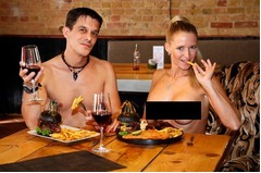 世界に広がる全裸レストラン、ドイツには&ldquo;裸ならメニュー無料&rdquo;の店。