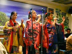 家族で歌う具志堅ファミリー、具志堅用高は「親戚かと言われると&hellip;」。