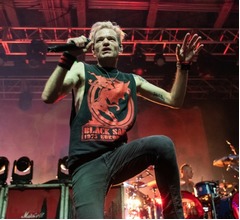 SUM 41、&ldquo;行方がわからない&rdquo;27年前脱退の元メンバーに会いたい