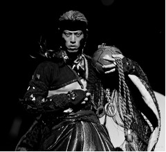 本田圭佑&ldquo;独特衣装&rdquo;でCM出演、バキバキな肉体チラ見せ