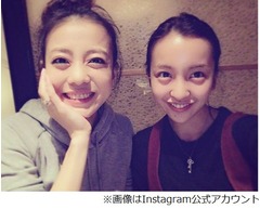 「すっぴんでもかわゆいともちん」あびる優がツーショット写真。