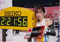 撮影に応じる佐藤