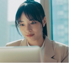 広瀬すず&ldquo;三井のすずちゃん&rdquo;新作でキリッとした通勤スタイル