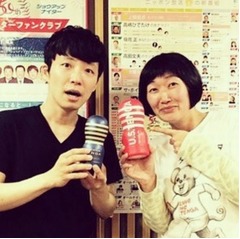 TENGA夫人と星野源が2ショット、ANNに届けたTENGA手に持ちニッコリ。