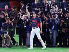 歓声に応える大谷　野球