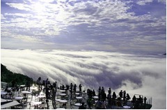 今季の「雲海テラス」営業開始、ゴンドラ約13分で大自然イベント体験。