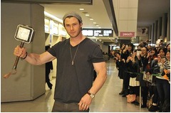 &ldquo;ソー&rdquo;初来日に成田空港騒然、500人出迎えに「こんな歓迎は初めて」。