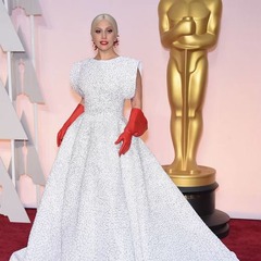 ガガ&ldquo;飴の指輪&rdquo;の求婚に感涙、婚約者テイラーのいたずらに興奮。