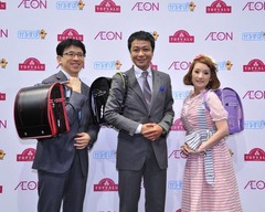 千秋は&ldquo;身長差が最小の親子&rdquo;、ランドセル発表会でエピソード披露。