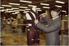 TMRベスト盤に&ldquo;アレの一部&rdquo;、株式会社突風の西川貴教社長自ら裁断。