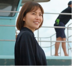 長澤まさみ&ldquo;目が覚めるとそこは&hellip;&rdquo;CM最新作、海の安全守るライフガードに