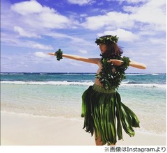 桐谷美玲、絶景ビーチでフラダンス