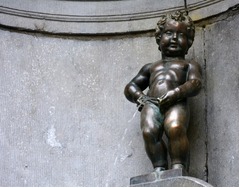 美女狙う&ldquo;小便引っかけ&rdquo;続発、建物の窓から道路に向かい放尿か。