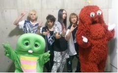 ライブで燃え尽きたガチャピン、MUCCライブ飛び入りのロングMV解禁。