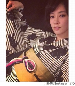 水川あさみが浴衣姿で照れる、「自撮りの恥ずかしさたるや」と写真公開。