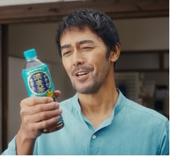 阿部寛、「やかんの濃麦茶」CMで&ldquo;重厚感ある歌声&rdquo;披露