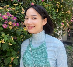 のん&ldquo;トキメキ&rdquo;衣装にニッコリ、オフショットに反響「かわいい笑顔」「笑顔ステキ」