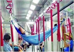 【写真】地下鉄内にハンモック兄貴出現、あまりに大胆な男が話題に。