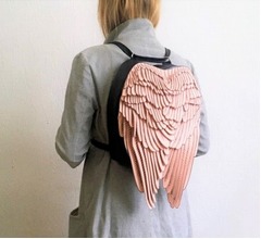 ファンタジーな「翼のレザーリュック」
