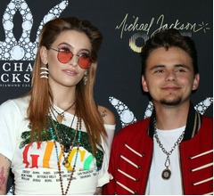 故マイケル・ジャクソンの長男、8年の交際実らせ婚約発表「愛しているよ、ベイビー」