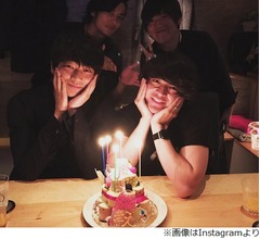綾野剛、RADWIMPSらが山田孝之の誕生日祝う