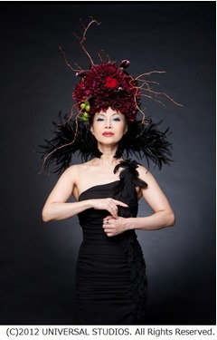 シルクが&ldquo;美の女王&rdquo;に変身、「スノーホワイト」特別ポスターに。