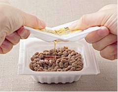 ふた折ってタレ出す納豆好調、業界初&ldquo;革命的容器&rdquo;の販売拡大。