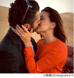 「デス妻」人気女優が婚約発表、恋人のTV局社長と&ldquo;砂漠キス&rdquo;で報告。