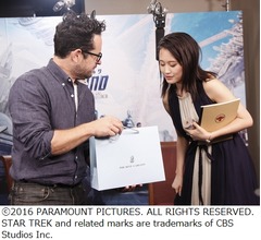 「シン・ゴジラ」前田敦子にエイブラムスが質問