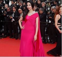 パリで覆面強盗団が女優襲撃、顔殴られる